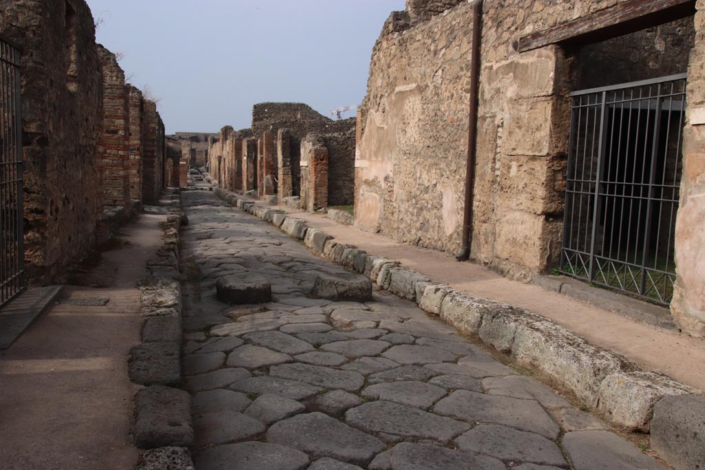 Unnamed vicolo between IX.2 and IX.3, Pompeii. October 2023.
Looking west from the junction with Vicolo di Tesmo towards Via Stabiana. Photo courtesy of Klaus Heese.