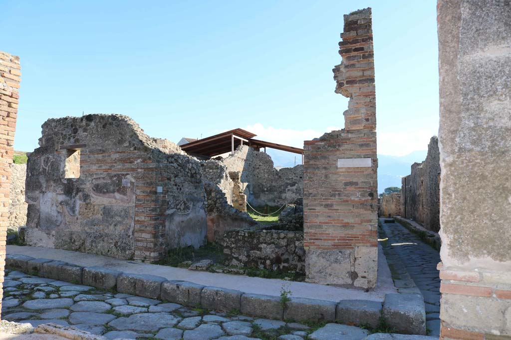 Unnamed vicolo (continuation of Via degli Augustali), Pompeii, on left. December 2018.
Looking south to entrance doorway of IX.7.22, on corner with Vicolo di Tesmo, on right. Photo courtesy of Aude Durand.