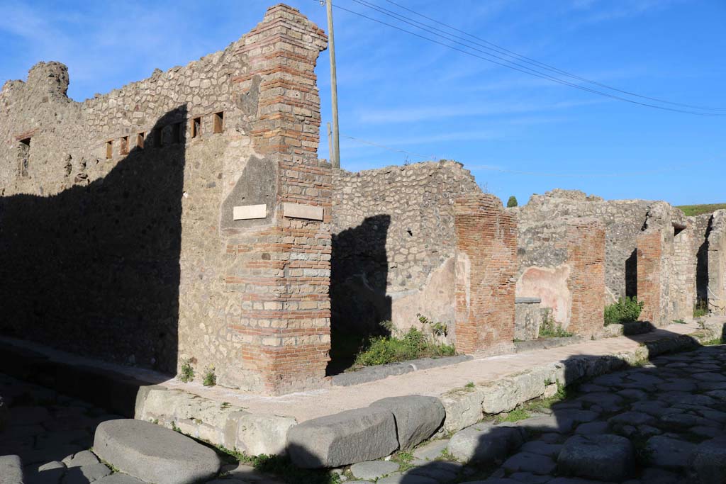 Unnamed Vicolo, on right, Vicolo di Tesmo, on left, Pompeii. December 2018.
Looking north-east at IX.6.a on junction with unnamed roadway/continuation of Via degli Augustali, on right.
Photo courtesy of Aude Durand.