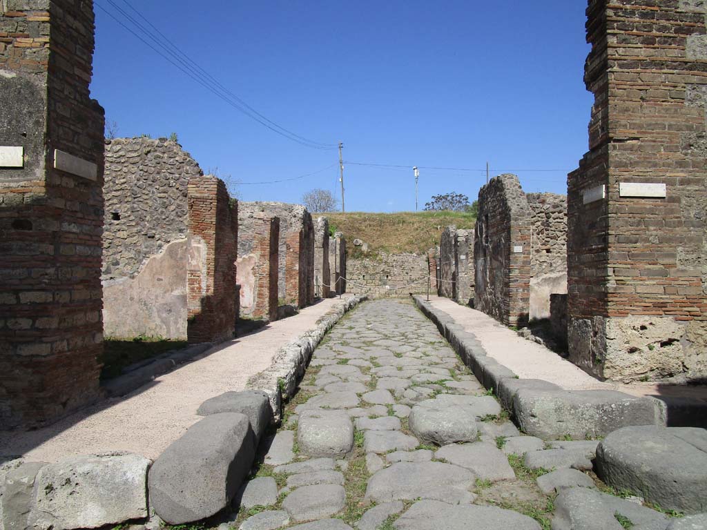 Unnamed vicolo between IX.6 and IX.7, Pompeii. April 2019.
Looking east from junction with Vicolo di Tesmo. Photo courtesy of Rick Bauer.