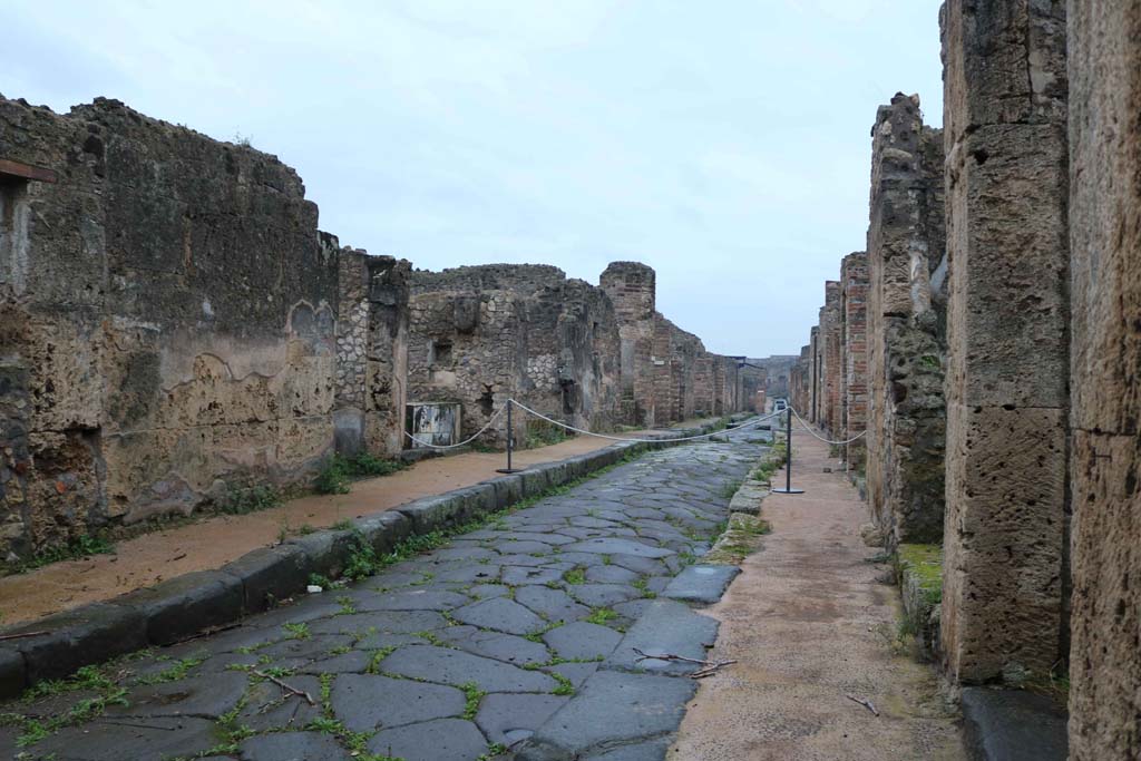 IX.7.25 and IX,7,24, on left. December 2018.
Looking west along unnamed vicolo (a continuation of Via degli Augustali), with IX,6, on right. Photo courtesy of Aude Durand.