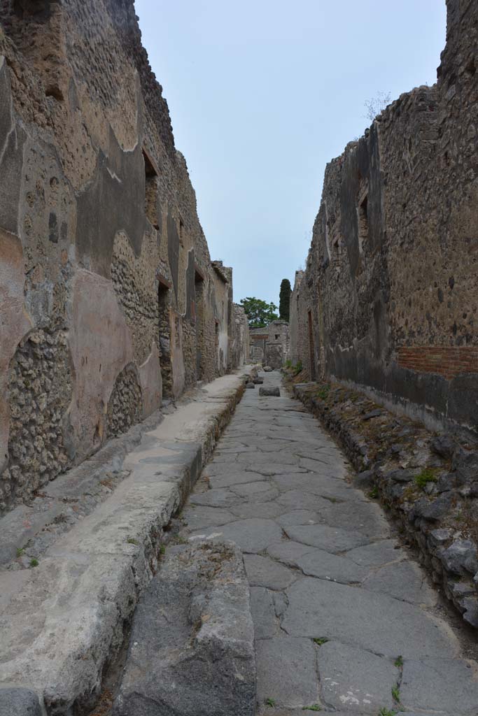 Unnamed vicolo between IX.5 and IX.6. May 2017.
Looking east along north side, on left, from the junction with Vicolo di Tesmo.
Foto Christian Beck, ERC Grant 681269 DÉCOR.