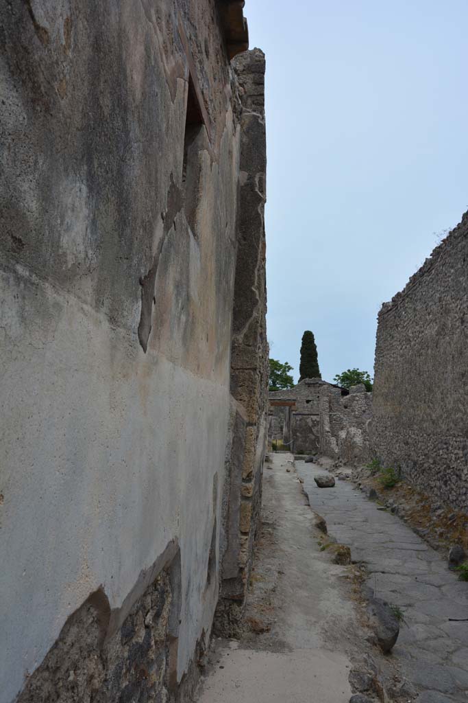 Unnamed vicolo between IX.5 and IX.6. May 2017.
Looking east along north side of roadway, from IX.5.17, on left.
Foto Christian Beck, ERC Grant 681269 DÉCOR
