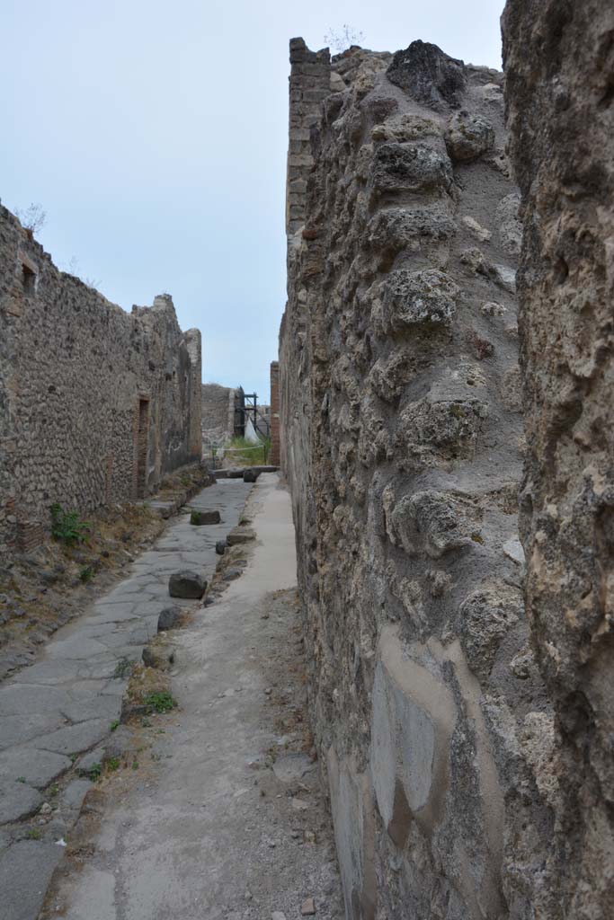 Unnamed vicolo between IX.5 and IX.6. May 2017.
Looking west along north side of roadway, from IX.5.16.
Foto Christian Beck, ERC Grant 681269 DÉCOR.