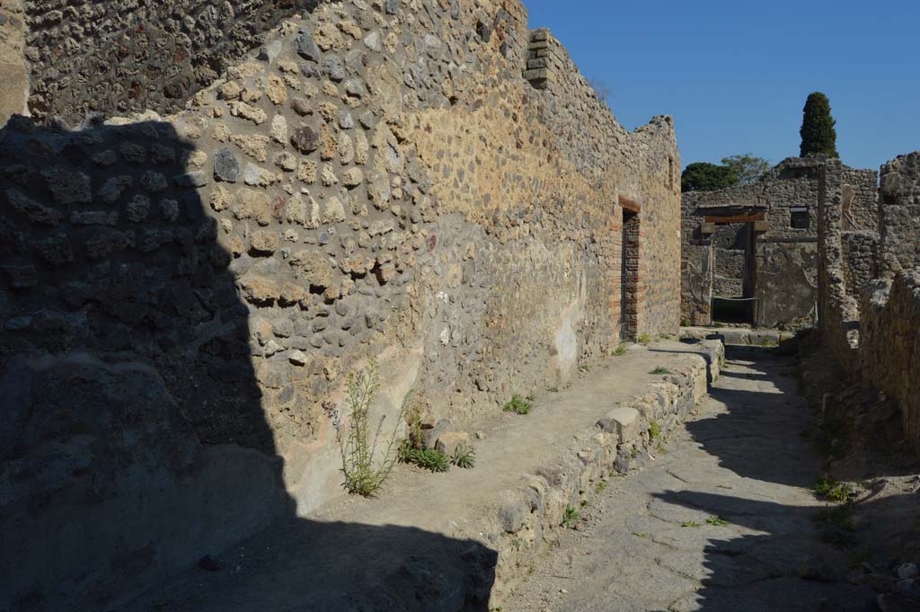 Unnamed vicolo between IX.5 and IX.6, Pompeii. October 2017.
Looking east along north side towards IX.5.16 and junction with Vicolo del Centenario.
Foto Taylor Lauritsen, ERC Grant 681269 DÉCOR.