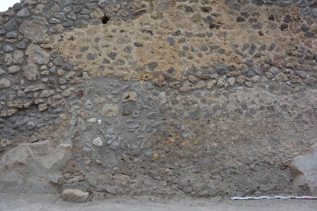 Unnamed vicolo between IX.5 and IX.6. May 2017. Lower exterior front façade of IX.5.16.
Foto Christian Beck, ERC Grant 681269 DÉCOR.