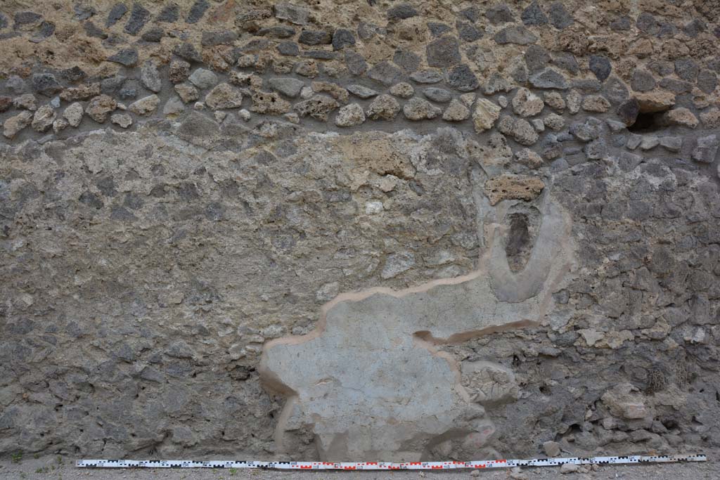 Unnamed vicolo between IX.5 and IX.6. May 2017. Lower exterior front façade of IX.5.16.
Foto Christian Beck, ERC Grant 681269 DÉCOR.