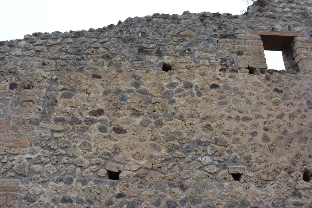 Unnamed vicolo between IX.5 and IX.6. May 2017. Upper exterior façade on east side of doorway to IX.5.16.
Foto Christian Beck, ERC Grant 681269 DÉCOR.