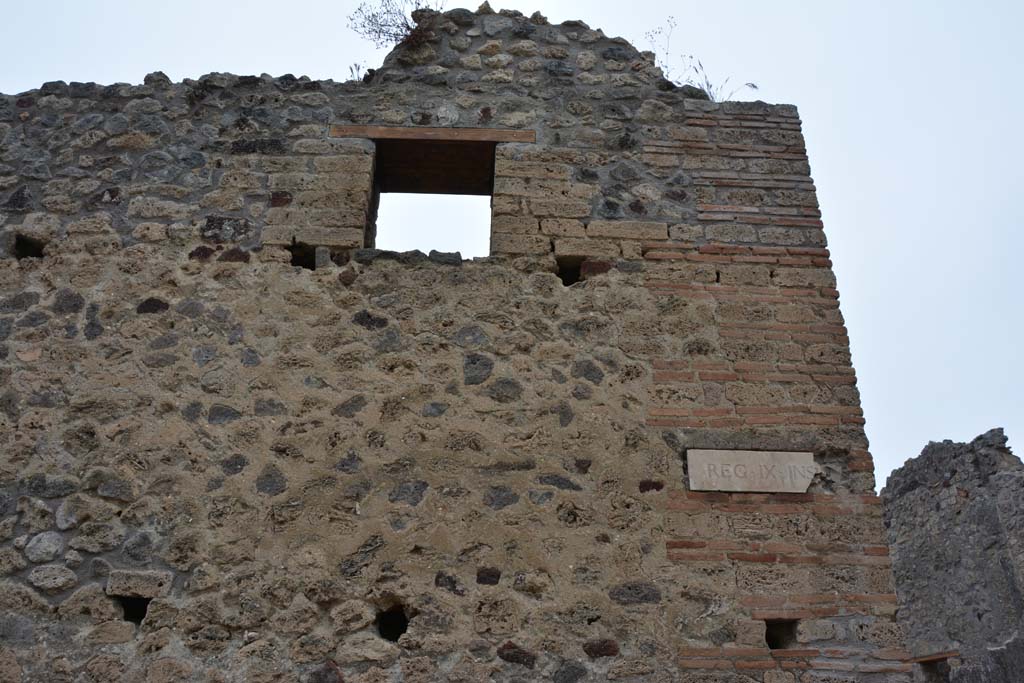 Unnamed vicolo between IX.5 and IX.6. May 2017. Upper exterior façade on east side of doorway to IX.5.16.
Foto Christian Beck, ERC Grant 681269 DÉCOR.