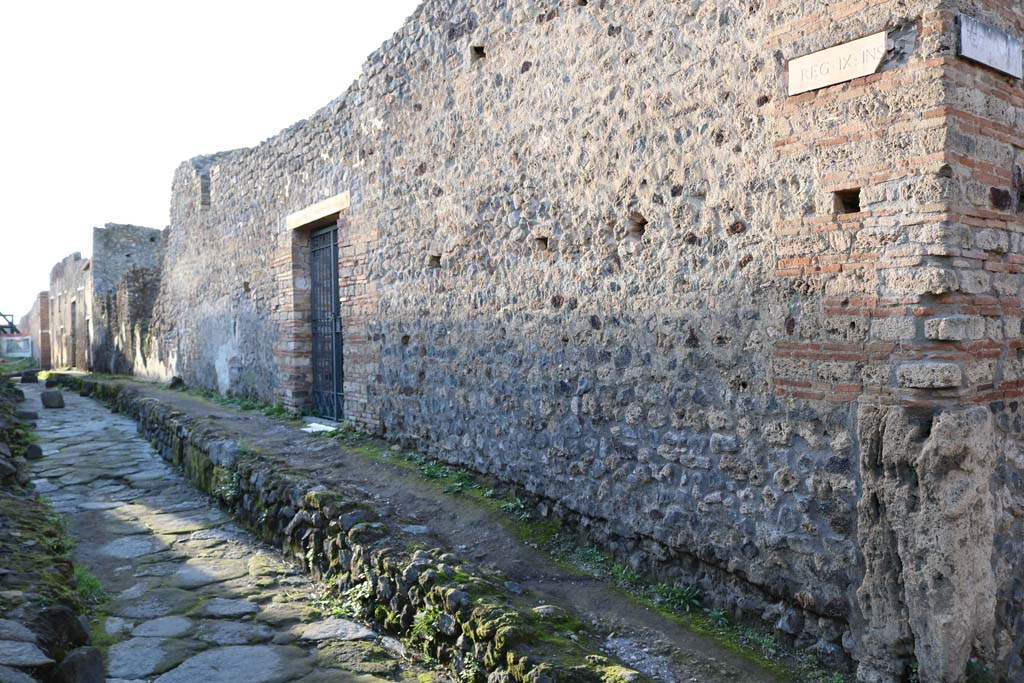 Unnamed vicolo between IX.6 and IX.5, north side. Pompeii. December 2018.
Looking west towards IX.5.16, in centre, from junction with Vicolo del Centenario, on right. Photo courtesy of Aude Durand.