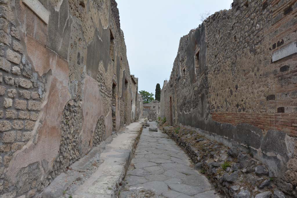 Unnamed vicolo between IX.5 and IX.6. May 2017. Looking east from the junction with Vicolo di Tesmo.
Foto Christian Beck, ERC Grant 681269 DÉCOR.