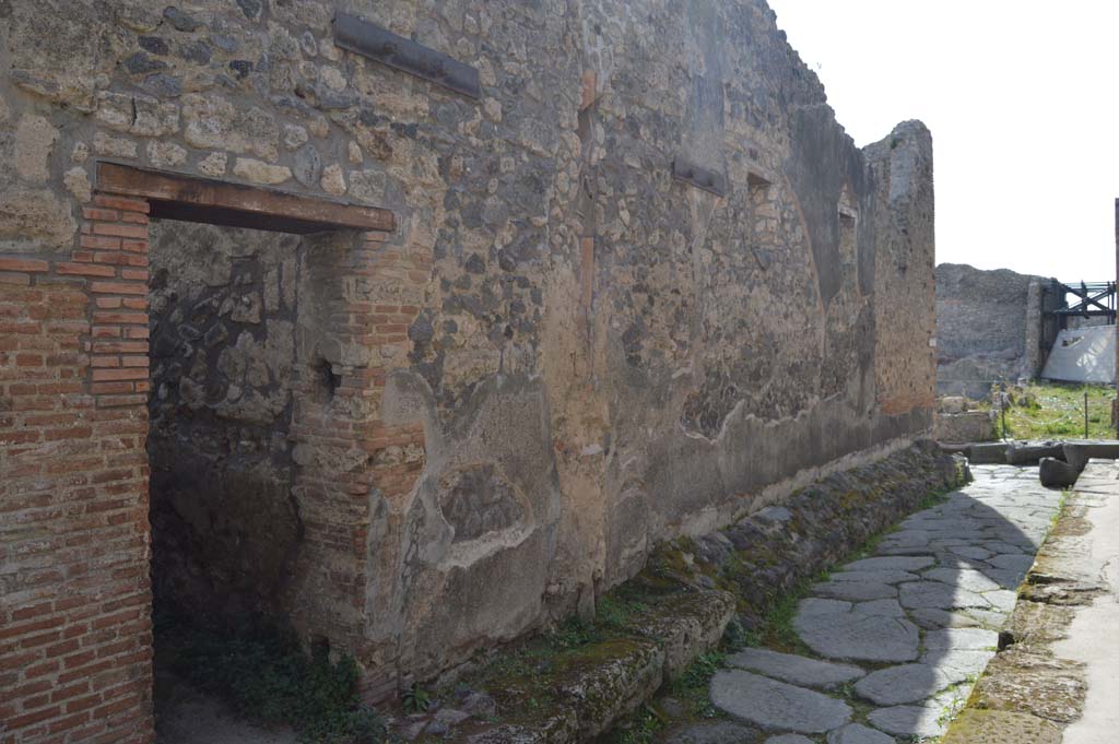Unnamed vicolo between IX.5 and IX.6. March 2019.
Looking west along south side, from doorway at IX.6.6 towards junction with Vicolo di Tesmo, on right.
Foto Taylor Lauritsen, ERC Grant 681269 DÉCOR.