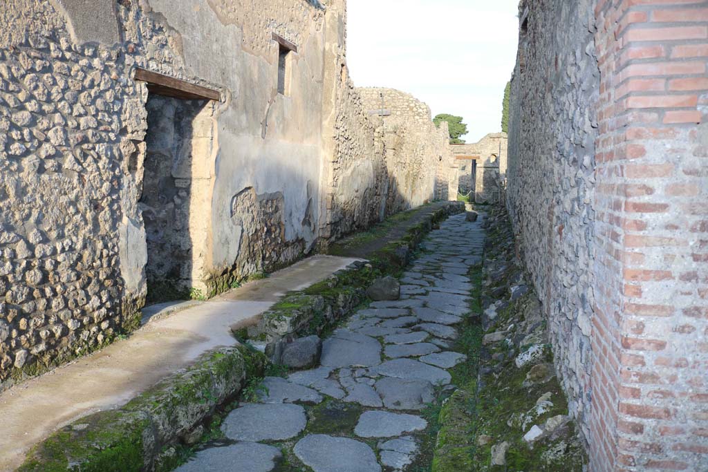 Unnamed vicolo between IX.5, on left, and IX.6, on right, Pompeii. December 2018.
Looking east from near IX.5.17 towards end of roadway at junction with Vicolo del Centenario. Photo courtesy of Aude Durand.