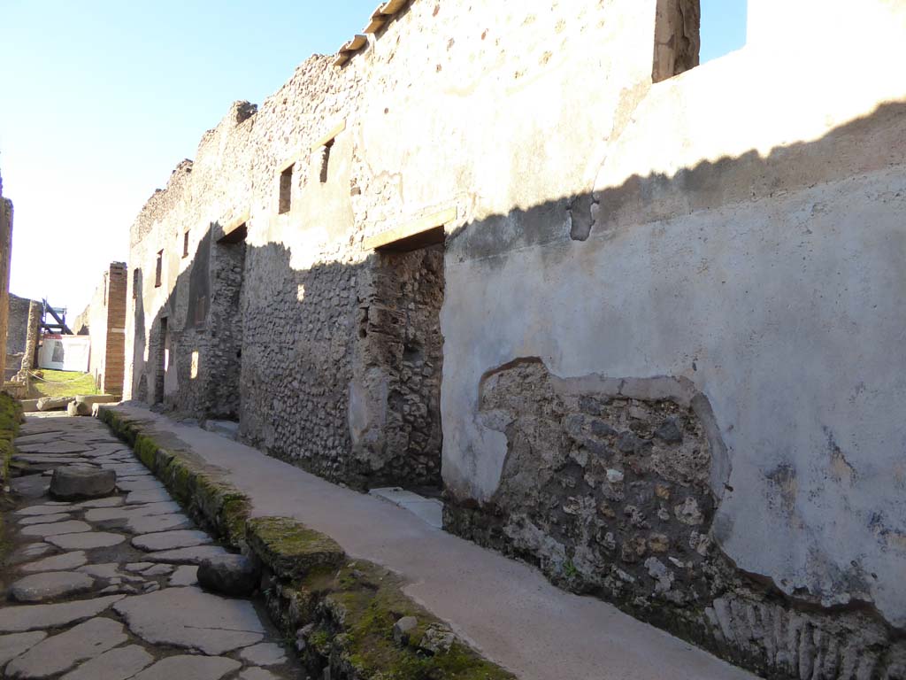 Unnamed vicolo between IX.6 Pompeii, on left, and IX.5, on right. January 2017.
Looking west along roadway, with entrance doorway to IX.5.17, in centre.
Foto Annette Haug, ERC Grant 681269 DÉCOR