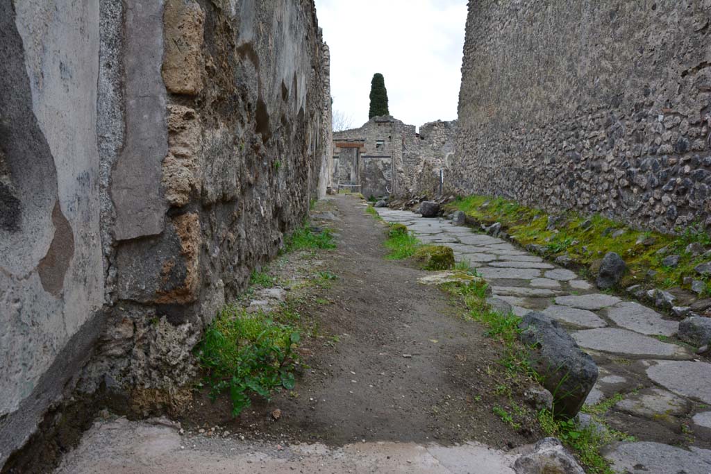 Unnamed vicolo between IX.5 and IX.6 Pompeii. March 2017.
Looking east along vicolo towards junction with Vicolo del Centenario.
Foto Christian Beck, ERC Grant 681269 DÉCOR.