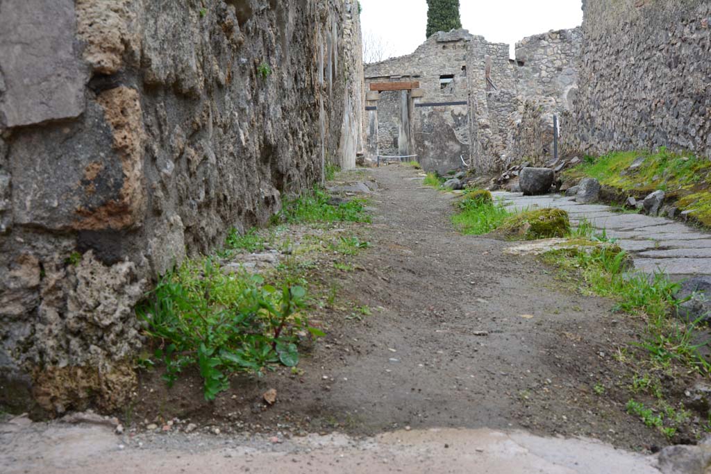 Unnamed vicolo between IX.5 and IX.6 Pompeii. March 2017.
Looking east along south side towards IX.6.7 and junction with Vicolo del Centenario.
Foto Christian Beck, ERC Grant 681269 DÉCOR.