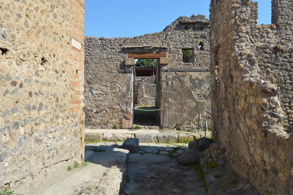 Unnamed vicolo between IX.5 on left, and IX.6, on right, Pompeii. October 2017.
Looking east junction with Vicolo del Centenario.
Foto Taylor Lauritsen, ERC Grant 681269 DÉCOR.
