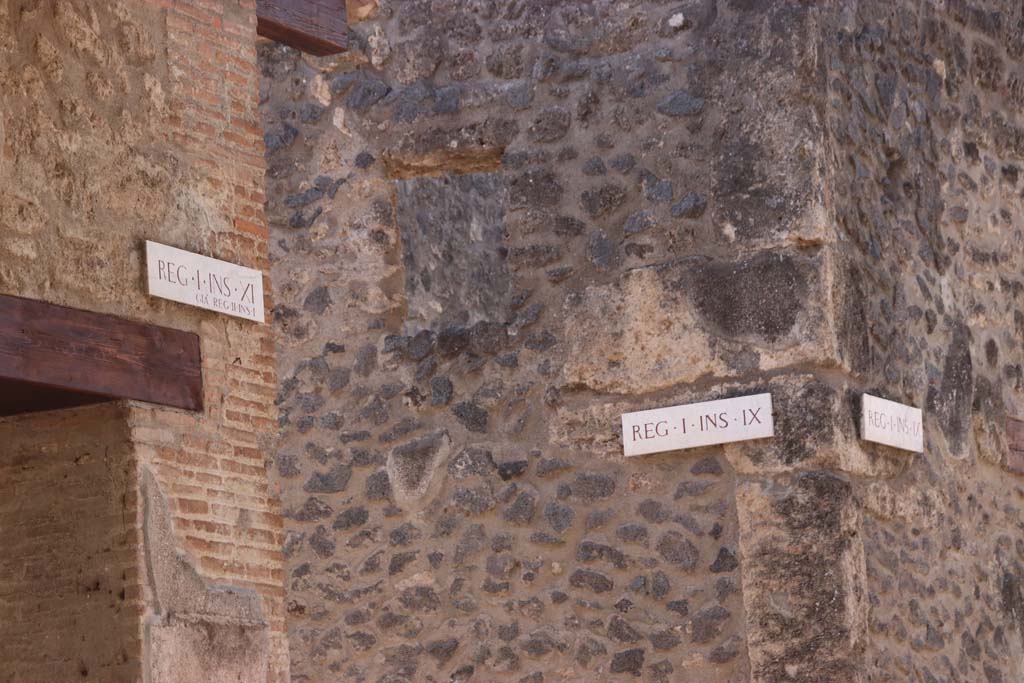 Unnamed vicolo between I.11 and I.9 on the south side of Via dell’Abbondanza. September 2019.
Insula identification plaques, on the front façade of I.11.1, on the left, is one reading Reg. I. Ins. X1, previously known as Reg. II, Ins. 1.
The ones on the right, on the facades of I.9.8, read the original insula number as being Reg. 1, Ins. IX.
This unnamed vicolo used to be the roadway separating Regs. I and II, before it was altered.
Photo courtesy of Klaus Heese.