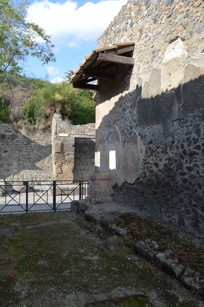 Unnamed vicolo, east side, Pompeii. October 2017.
Looking north towards junction with Via dell’Abbondanza.
Foto Taylor Lauritsen, ERC Grant 681269 DÉCOR