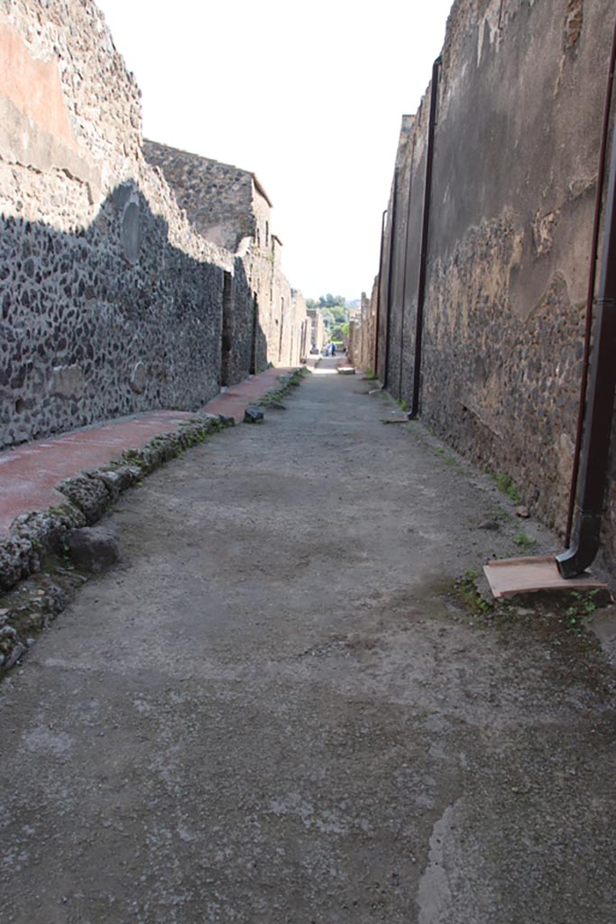 Unnamed vicolo, Pompeii. October 2022.
Looking south between I.11 and I.9, from near junction with Via dell’Abbondanza.
Photo courtesy of Klaus Heese.