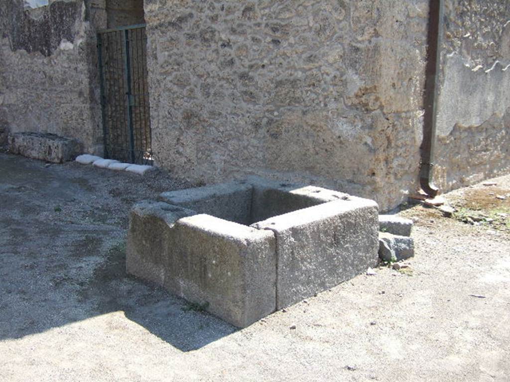 Via di Castricio at I.16.4 (on left). September 2005. South side of junction.
Unrestored fountain on south east corner with unnamed vicolo (on right) between I.16 and I.17.