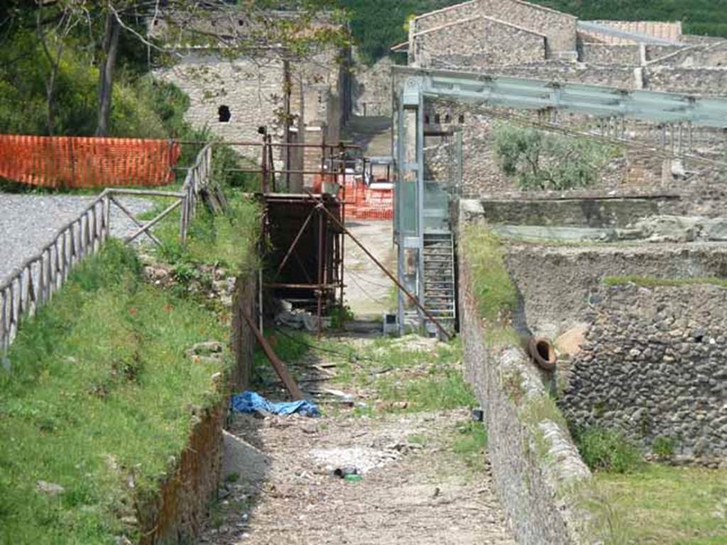 Unnamed vicolo between I.22 and I.23. May 2010. Looking north to junction with Via della Palestra.