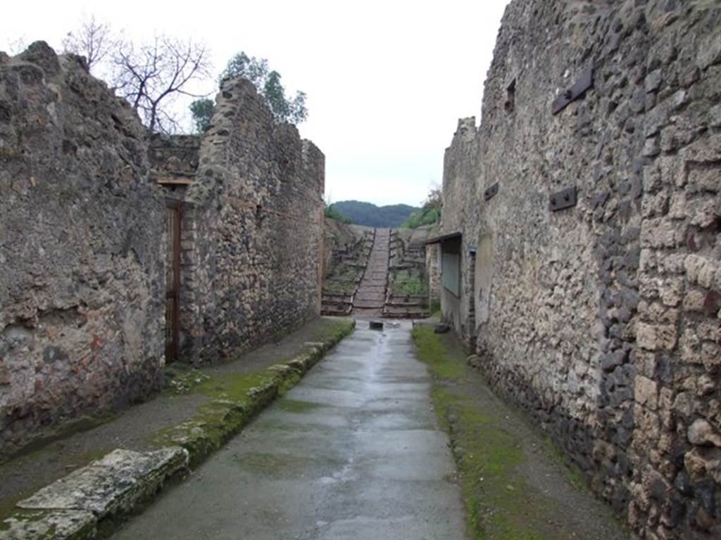 Unnamed vicolo between I.18 and I.19 on south side of Via di Castricio.
Looking south from near I.8.16. December 2007.