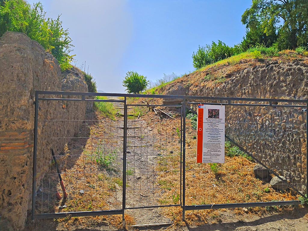 Looking south towards unnamed vicolo between I.18 and I.19 on south side of Via di Castricio, opposite Vicolo dell’Efebo.
September 2024. Photo courtesy of Giuseppe Ciaramella.