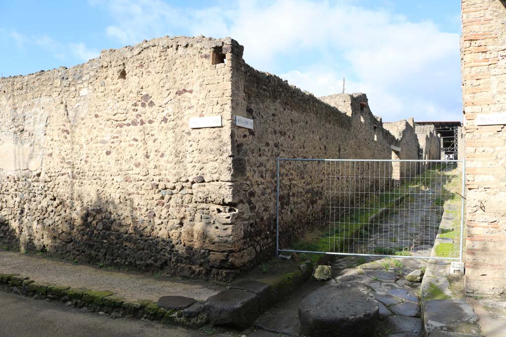 Unnamed vicolo, Pompeii, between I.8, on left, and I.9, on right. December 2018.
Looking north from junction with Via di Castricio. Photo courtesy of Aude Durand.
