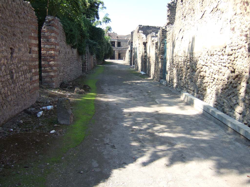 Unnamed vicolo. September 2005. Looking west from junction with Via di Castricio.