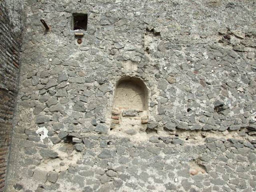 VIII.1.3 Pompeii. March 2009. Niche in back wall of Basilica from Temple of Venus.