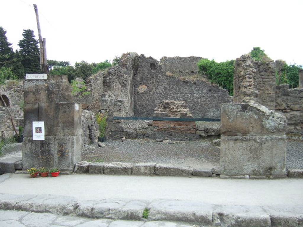 Unnamed vicolo, on the left of VIII.5.11 on the south side of Via dell’Abbondanza. May 2006.