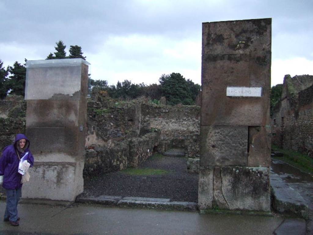 Via dell’ Abbondanza. South side at VIII.5.19 with entrance to unnamed vicolo on the right. December 2005.