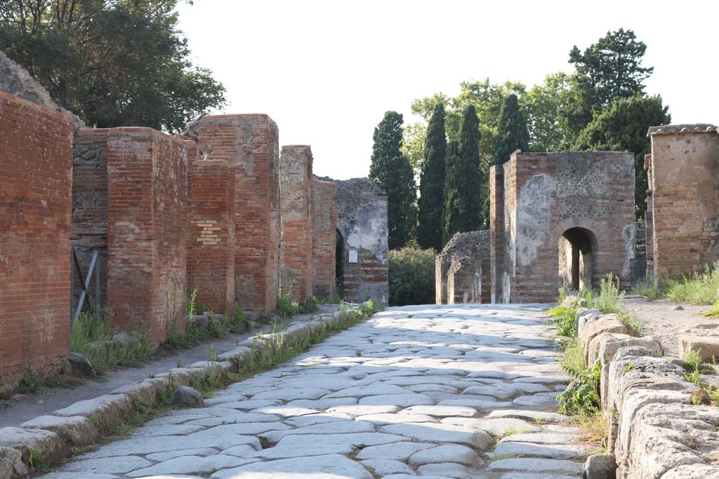 Via Consolare, December 2018. Looking north to the Herculaneum Gate from between VI.17 and VI.1.
Photo courtesy of Aude Durand.