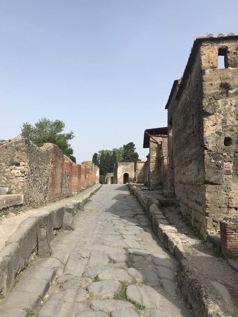 Via Consolare, April 2019. Looking north between VI.17 and VI.1 from near VI.17.10, on left.
Photo courtesy of Rick Bauer.