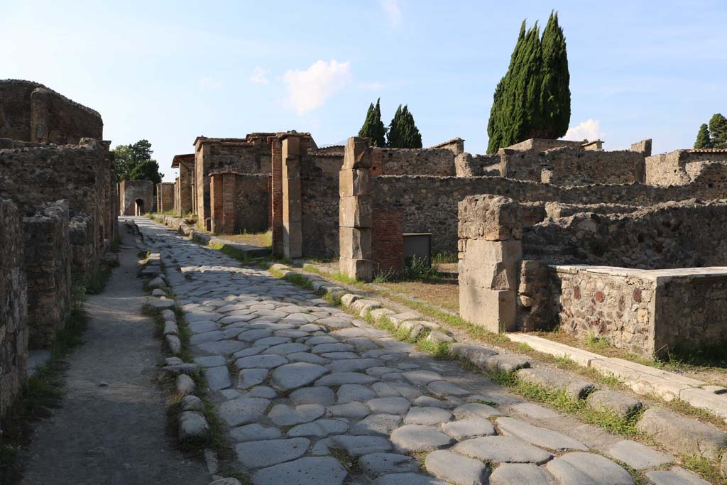 Via Consolare. December 2018. Looking north between VI.17, on left, and VI.1.17, on right. Photo courtesy of Aude Durand.