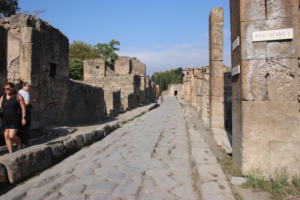 Via Consolare, Pompeii. October 2023. Looking north between VI.17 and VI.1, towards Herculaneum Gate. Photo courtesy of Klaus Heese.