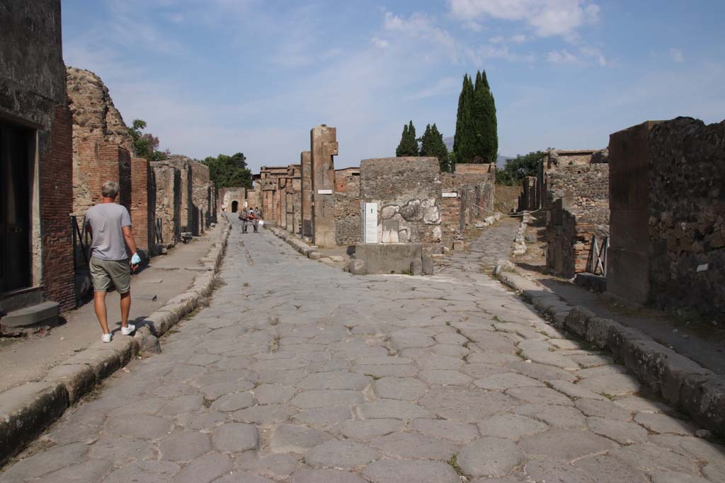 Via Consolare (on left) and Vicolo di Narciso. September 2021.
Looking north from junction between VI.17 and VI.1, on left and between VI.1 and VI.2, on right. Photo courtesy of Klaus Heese.