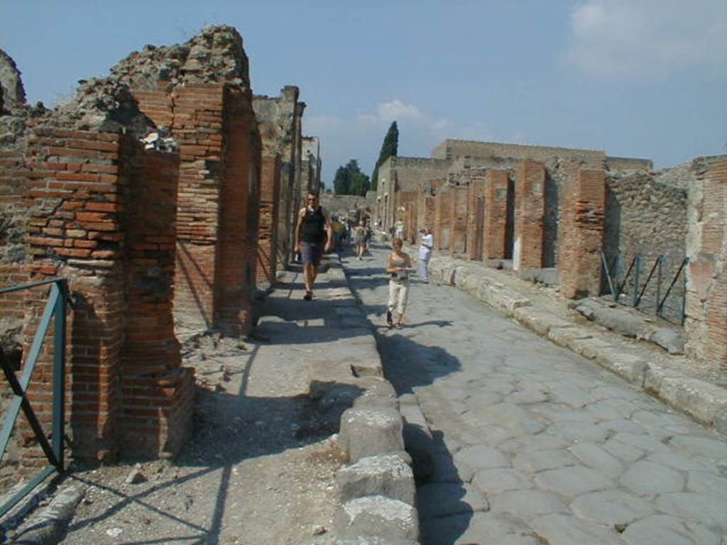 Via Consolare between VI.17 and VI.3. Looking north from VI.17.33. May 2005.