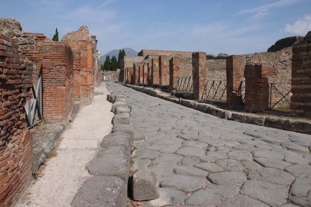 Via Consolare between VI.17 and VI.3. September 2021.
Looking north along Via Consolare from near VI.17.38, on left. Photo courtesy of Klaus Heese.
