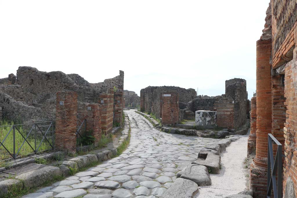 Via Consolare, Pompeii, December 2018.
Looking south between VI.3 and VI.17, at junction of Via Consolare, centre left, and Vicolo del Farmacista, on right.
Photo courtesy of Aude Durand.