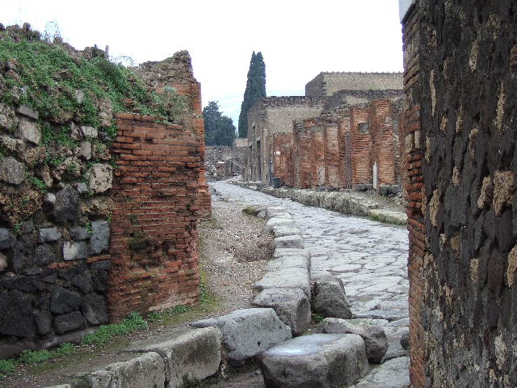Via Consolare between VI.17 and VI.3. December 2005.
Looking north from junction with Vicolo del Farmacista between VI.17 and VI.4.