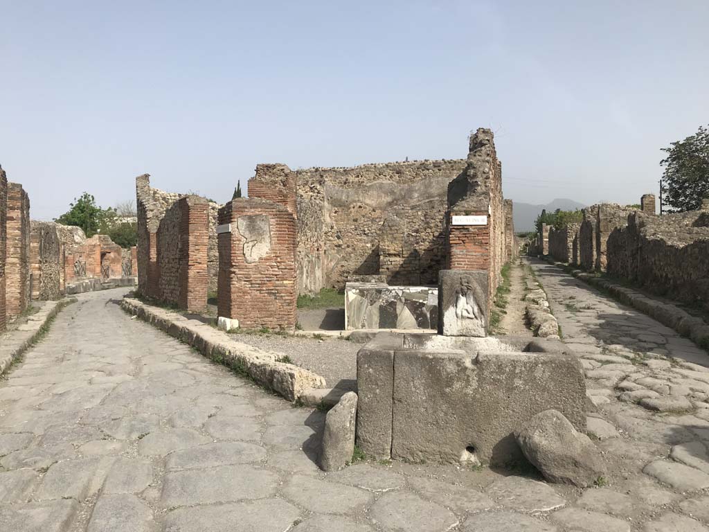 Via Consolare, on left, Pompeii. April 2019.
Looking north towards fountain at junction with Via Consolare and Vicolo di Modesto, on right.
Photo courtesy of Rick Bauer.