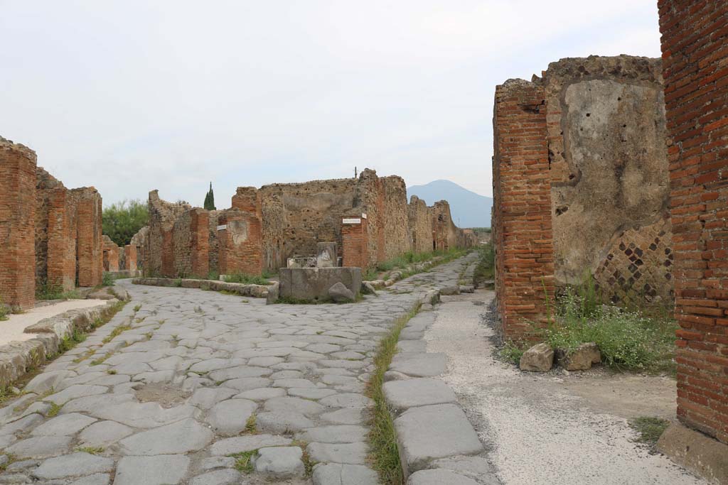Via Consolare, on left. December 2018. Looking north to junction with Vicolo di Modesto, on right.
Insula VI.4, on left, VI.3, ahead, and VI.6, on right. Photo courtesy of Aude Durand.