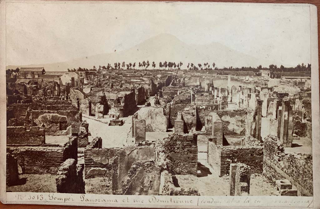 Via Consolare, centre left, fountain at junction with Vicolo di Modesto.
Michel Amodio cabinet card 3013. Panorama and Rue Domitienne. Looking north across north side of Reg. VII, Ins. 6.
Photo courtesy of Rick Bauer.