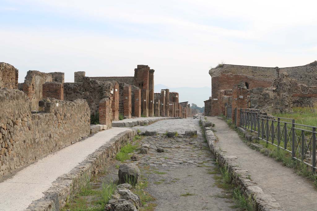 Via delle Terme between VII.4, on left, and VI.6, on right. December 2018.
Looking east towards junction with Via Consolare, centre left. Photo courtesy of Aude Durand.