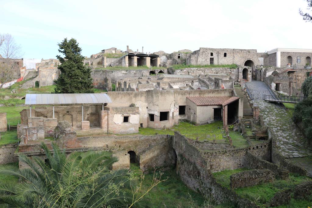 Via Marina, on right, Pompeii. December 2018. Looking east from Suburban Baths up to Porta Marina. Photo courtesy of Aude Durand.