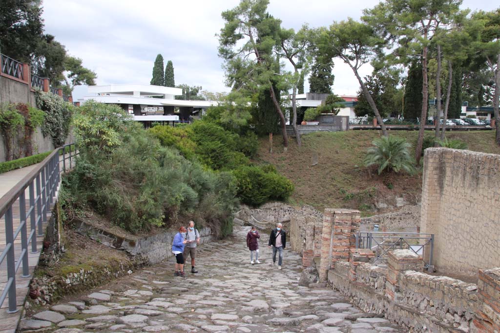 Via Marina, continuation outside the Marina Gate. October 2020. Looking west from Suburban Baths, on right, in the year of the pandemic.
Photo courtesy of Klaus Heese.