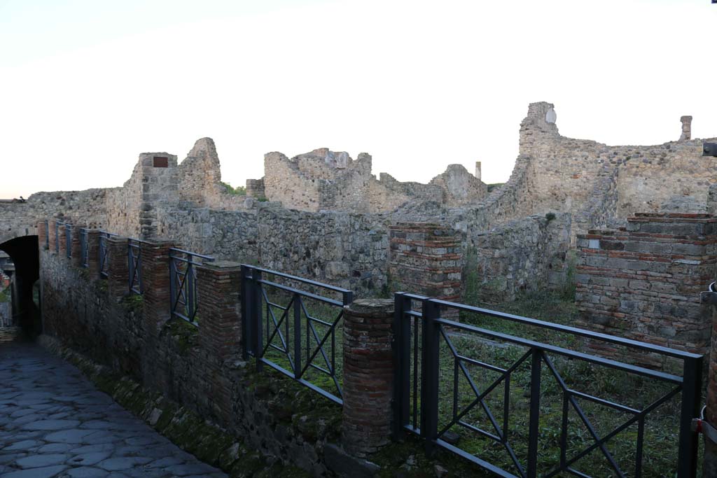 Via Marina, on left. December 2018.
Looking towards remains of columns of portico outside VII.16.1-7, on north side of Via Marina. Photo courtesy of Aude Durand.