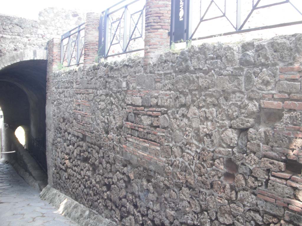 Via Marina, Pompeii. May 2010. North wall on east side of Porta Marina. Photo courtesy of Ivo van der Graaff.
